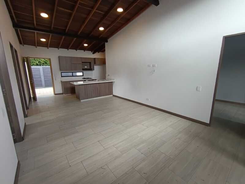 Local en arriendo Antioquia Marinilla Marinilla 150 m2 Habitaciones 0 Baños 2 Garajes 2 Precio $4500000