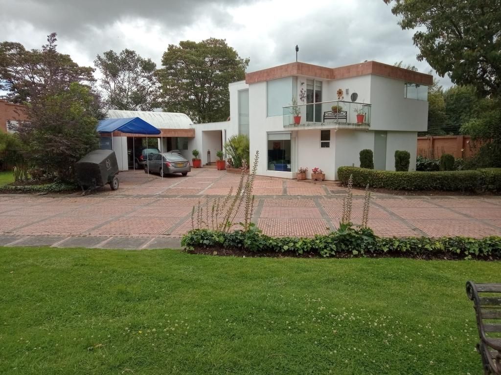 Casa en venta Cundinamarca Bogotá Torca 400 m2 Habitaciones 3 Baños 4 Garajes 8 Precio $1750000000