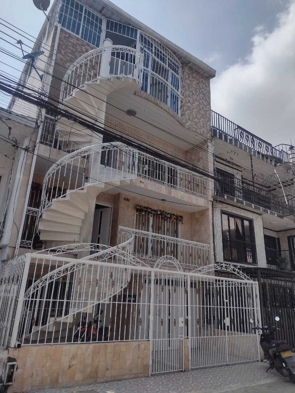 Apartamento en arriendo Valle Del Cauca Cali El Diamante 160 m2 Habitaciones 3 Baños 2 Garajes 0 Precio $1050000