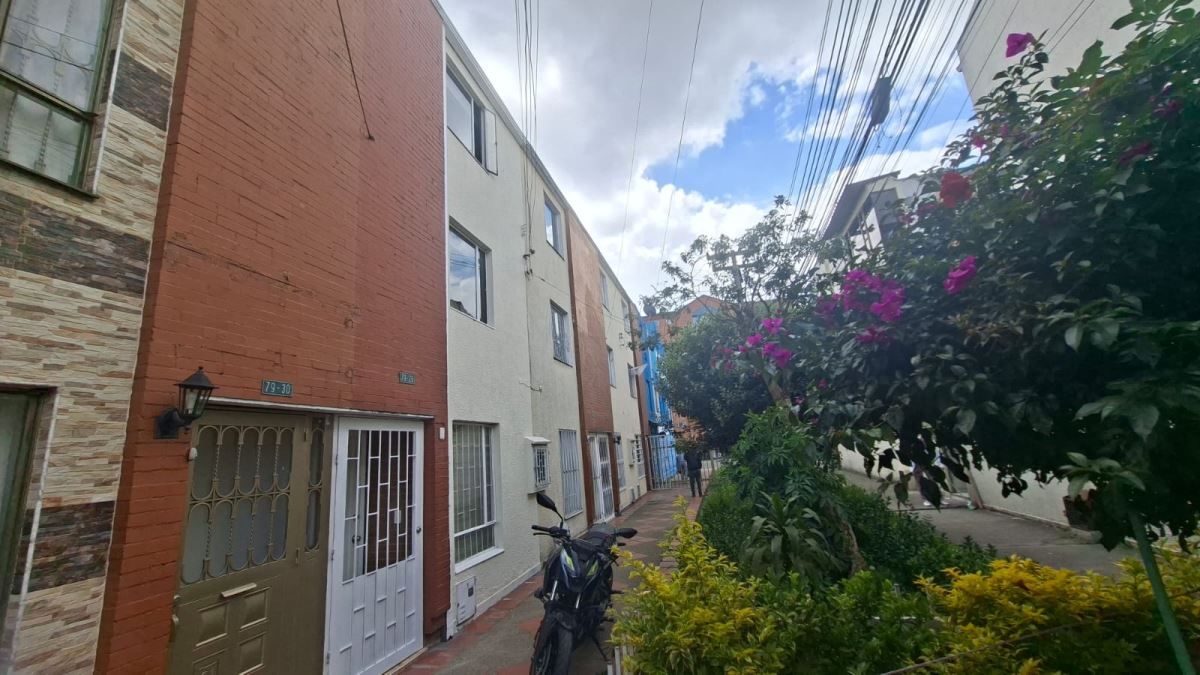 Casa en arriendo Cundinamarca Bogotá Villas De Granada Et I 100 m2 Habitaciones 4 Baños 2 Garajes 1 Precio $2000000