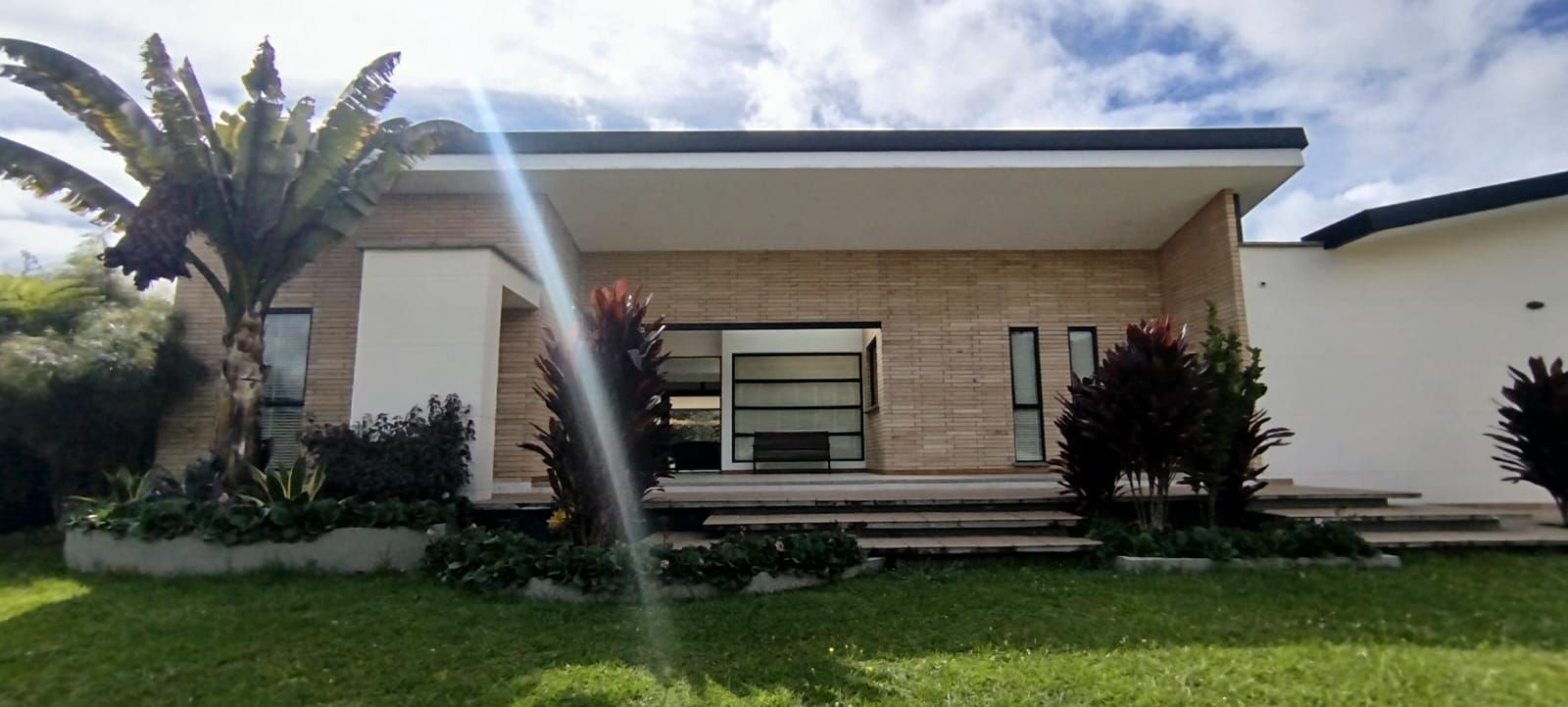 Casa en arriendo o venta Antioquia La Ceja Centro 487 m2 Habitaciones 5 Baños 7 Garajes 2 Precio venta $3600000000 Precio arriendo $17580000