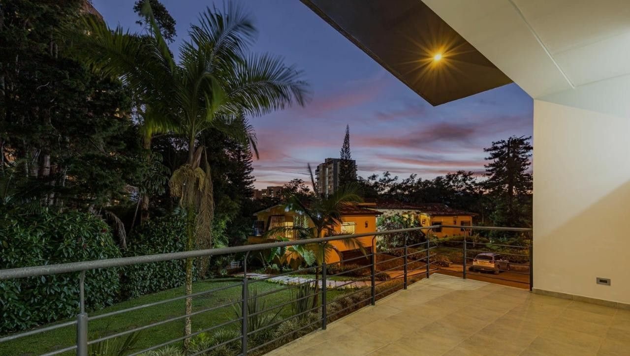 Casa en arriendo Antioquia Medellín Altos Del Poblado 504 m2 Habitaciones 7 Baños 4 Garajes 4 Precio $28000000