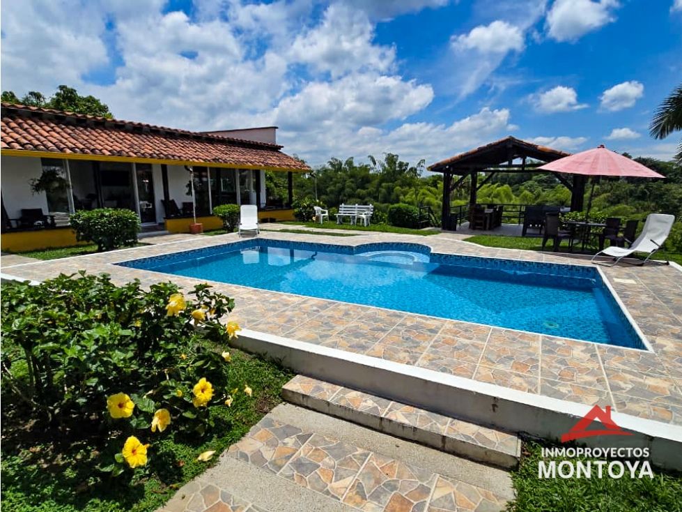 Finca en venta Risaralda Pereira Pereira 320 m2 Habitaciones 5 Baños 7 Garajes 8 Precio $1800000000