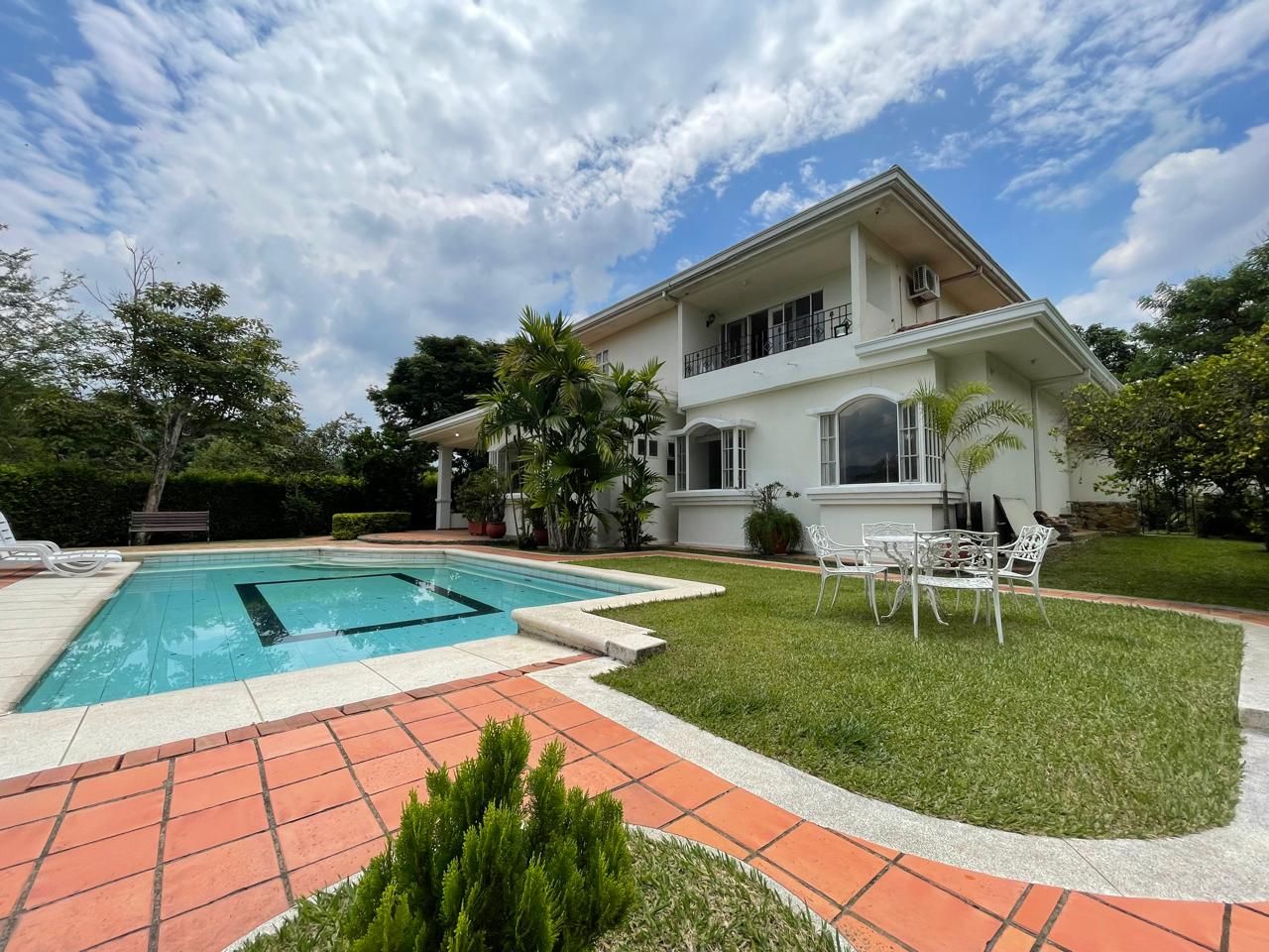 Casa en venta Valle Del Cauca Cali Urbanización Ciudad Jardín 332 m2 Habitaciones 4 Baños 5 Garajes 5 Precio $1400000000