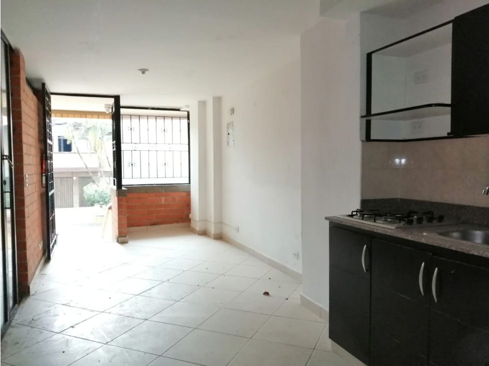 Local en arriendo Antioquia Medellín Los Pinos 25 m2 Habitaciones 0 Baños 1 Garajes 0 Precio $1350000