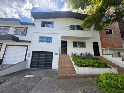 Casa en arriendo Antioquia Medellín Santa Teresita 220 m2 Habitaciones 5 Baños 3 Garajes 0 Precio $4500000