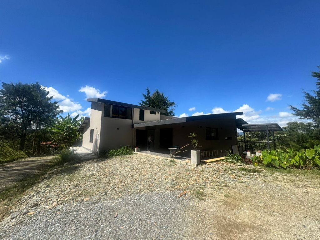 Finca en arriendo Antioquia El Carmen De Viboral El Carmen De Viboral 120 m2 Habitaciones 2 Baños 2 Garajes 1 Precio $4000000