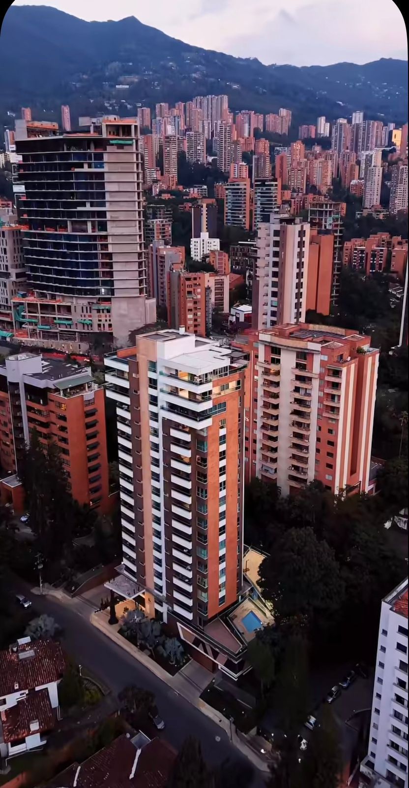 Apartamento en arriendo Antioquia Medellín La Linde 135 m2 Habitaciones 3 Baños 4 Garajes 2 Precio $13000000