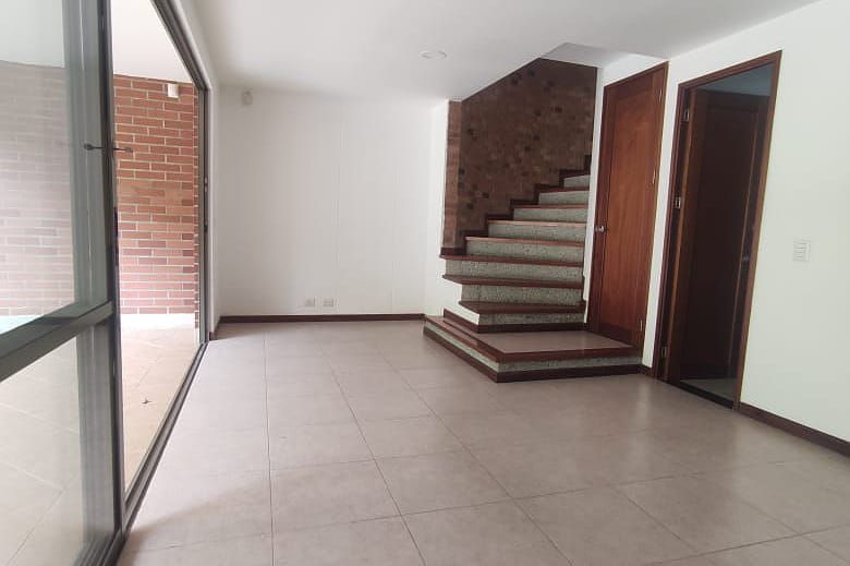 Casa en arriendo Antioquia Medellín Villanueva 250 m2 Habitaciones 4 Baños 3 Garajes 2 Precio $10500000