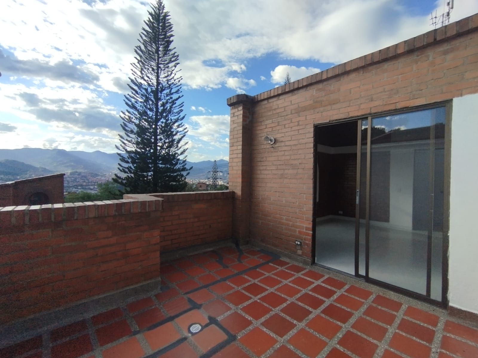 Casa en arriendo Antioquia Medellín Asomadera No2 135 m2 Habitaciones 4 Baños 5 Garajes 1 Precio $3700000