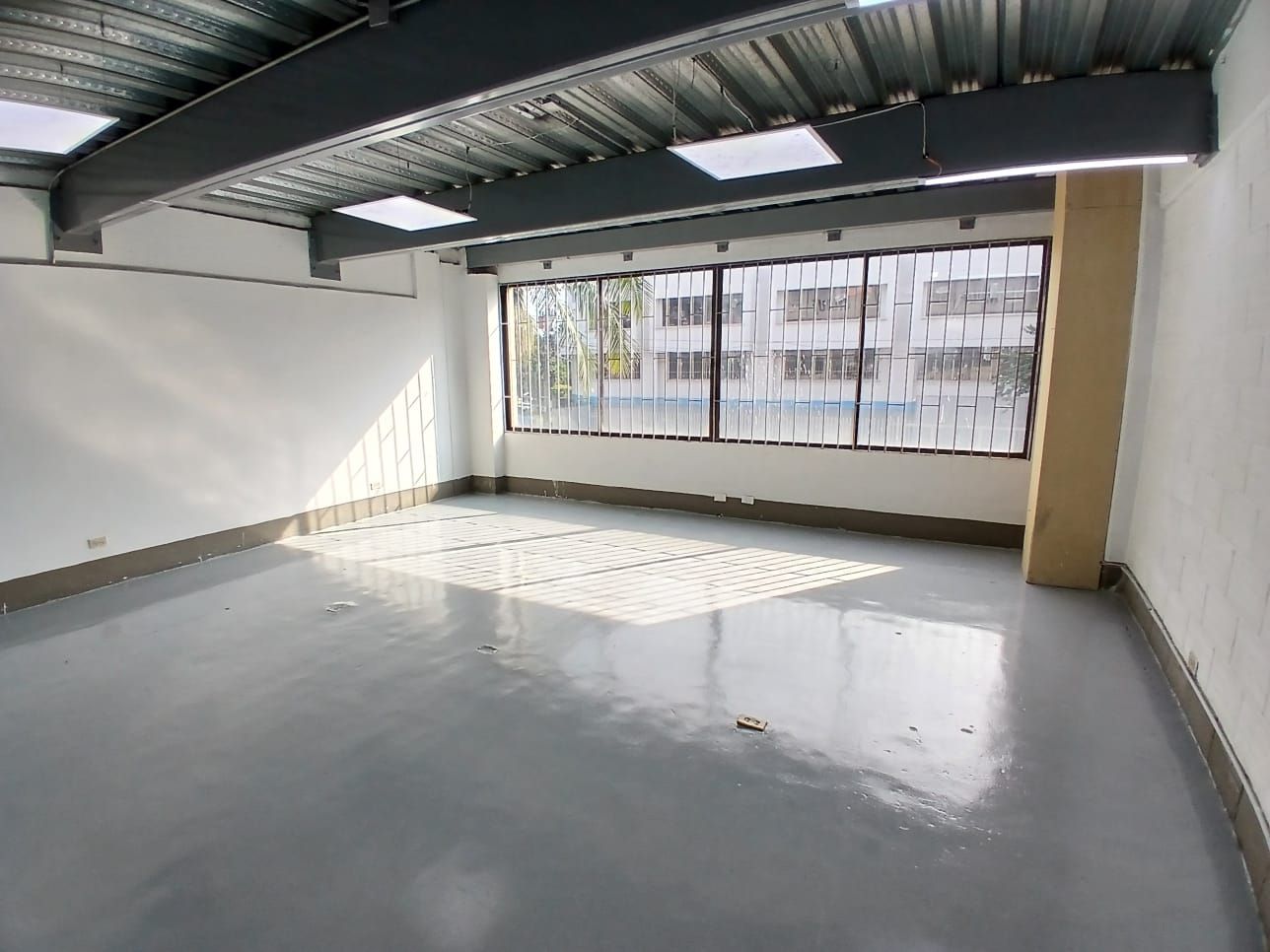 Local en arriendo Antioquia Medellín Tenche 140 m2 Habitaciones 0 Baños 2 Garajes 2 Precio $10500000