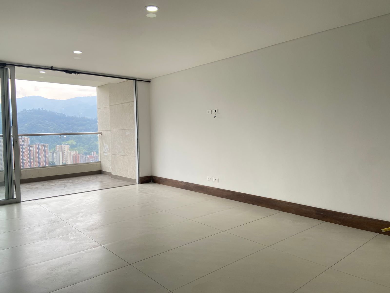 Apartamento en arriendo Antioquia Sabaneta Vereda La Doctora 130 m2 Habitaciones 3 Baños 4 Garajes 1 Precio $4150000