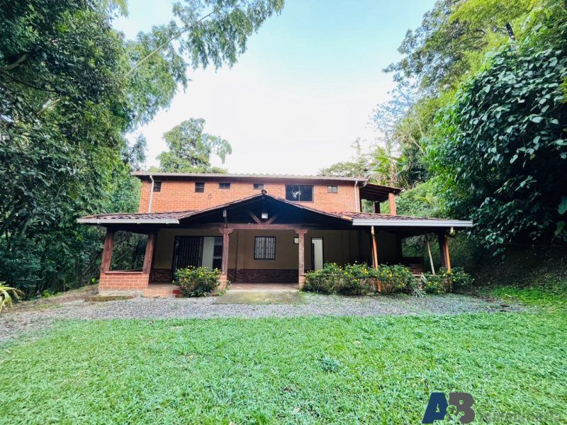 Casa en arriendo o venta Antioquia Envigado El Salado 400 m2 Habitaciones 4 Baños 4 Garajes 5 Precio venta $2200000000 Precio arriendo $9000000