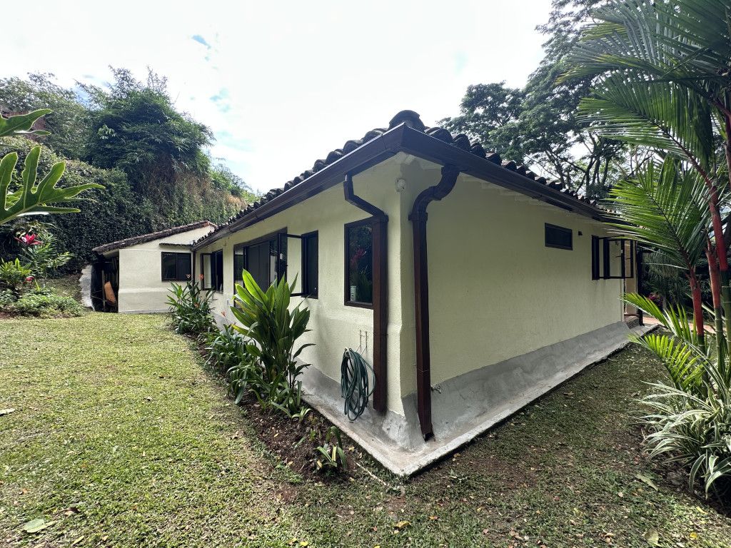 Casa en venta Valle Del Cauca Cali Br Cementerio - Carabineros 196 m2 Habitaciones 4 Baños 5 Garajes 2 Precio $950000000