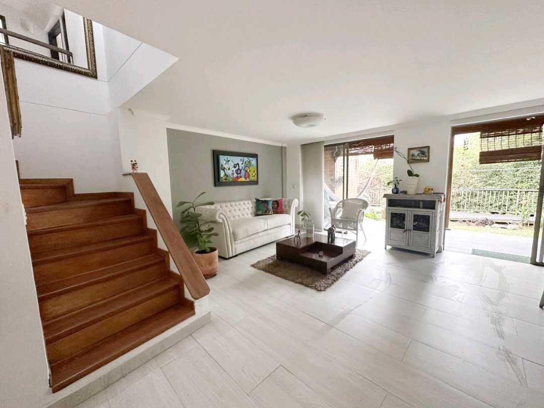 Casa en venta Antioquia Envigado Asd 240 m2 Habitaciones 3 Baños 3 Garajes 2 Precio $1187000000