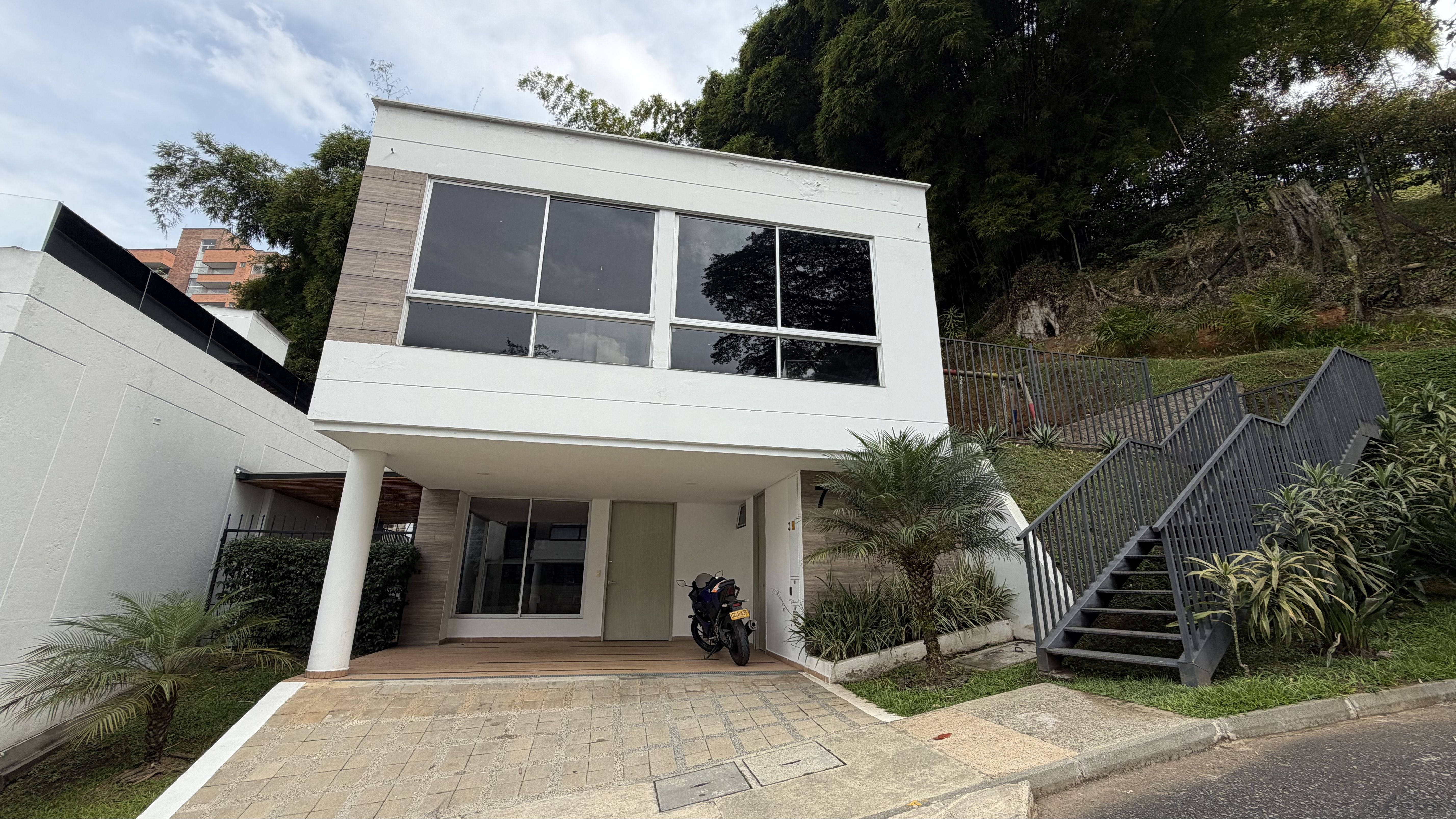 Casa en venta Antioquia Medellín Loma El Atravesado 160 m2 Habitaciones 3 Baños 5 Garajes 1 Precio $1350000000