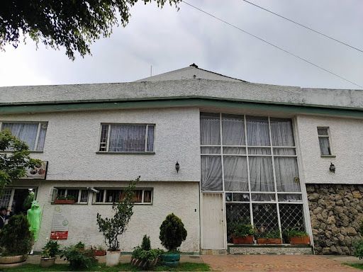 Casa en arriendo Cundinamarca Bogotá Estoril 400 m2 Habitaciones 7 Baños 4 Garajes 0 Precio $9000000