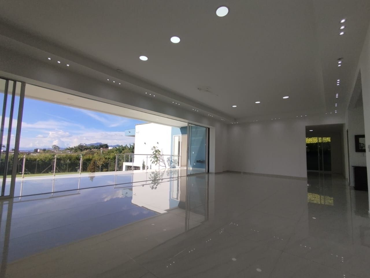 Casa en arriendo o venta Risaralda Pereira Jardin De Velez Y Velez 576 m2 Habitaciones 4 Baños 6 Garajes 4 Precio venta $1700000000 Precio arriendo $6800000
