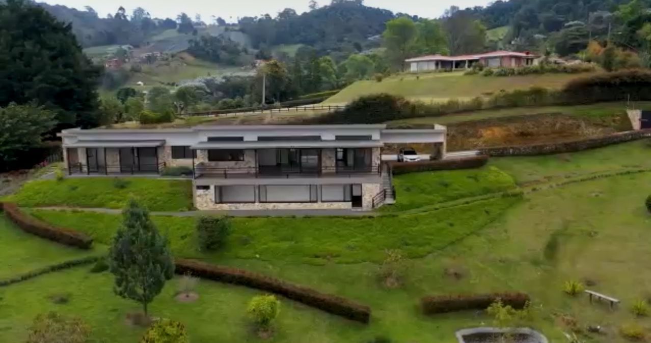 Casa en venta Antioquia La Ceja Centro 4050 m2 Habitaciones 3 Baños 3 Garajes 0 Precio $2300000000