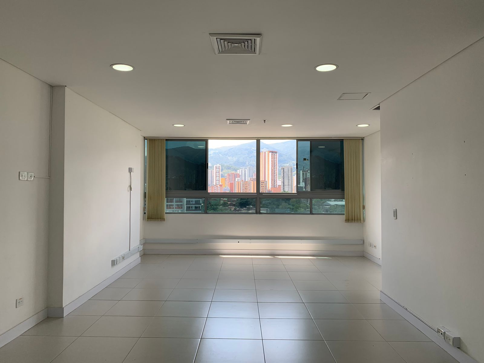 Oficina en arriendo Antioquia Sabaneta Restrepo Naranjo 35 m2 Habitaciones 0 Baños 1 Garajes 1 Precio $3700000