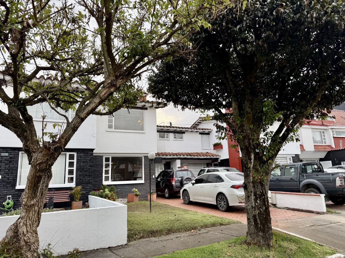 Casa en venta Cundinamarca Bogotá Prado Veraniego Norte 238 m2 Habitaciones 3 Baños 3 Garajes 2 Precio $1050000000