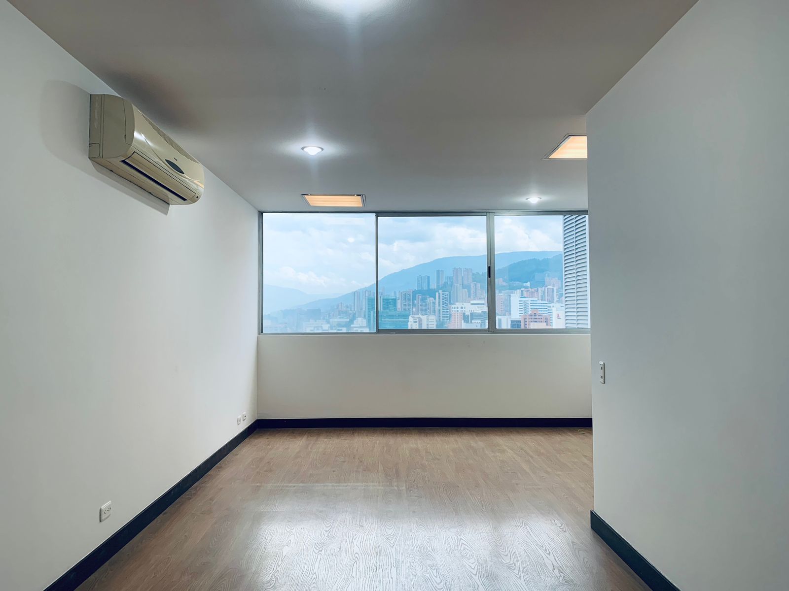 Oficina en venta Antioquia Medellín La Aguacatala 30 m2 Habitaciones 0 Baños 1 Garajes 1 Precio $440000000