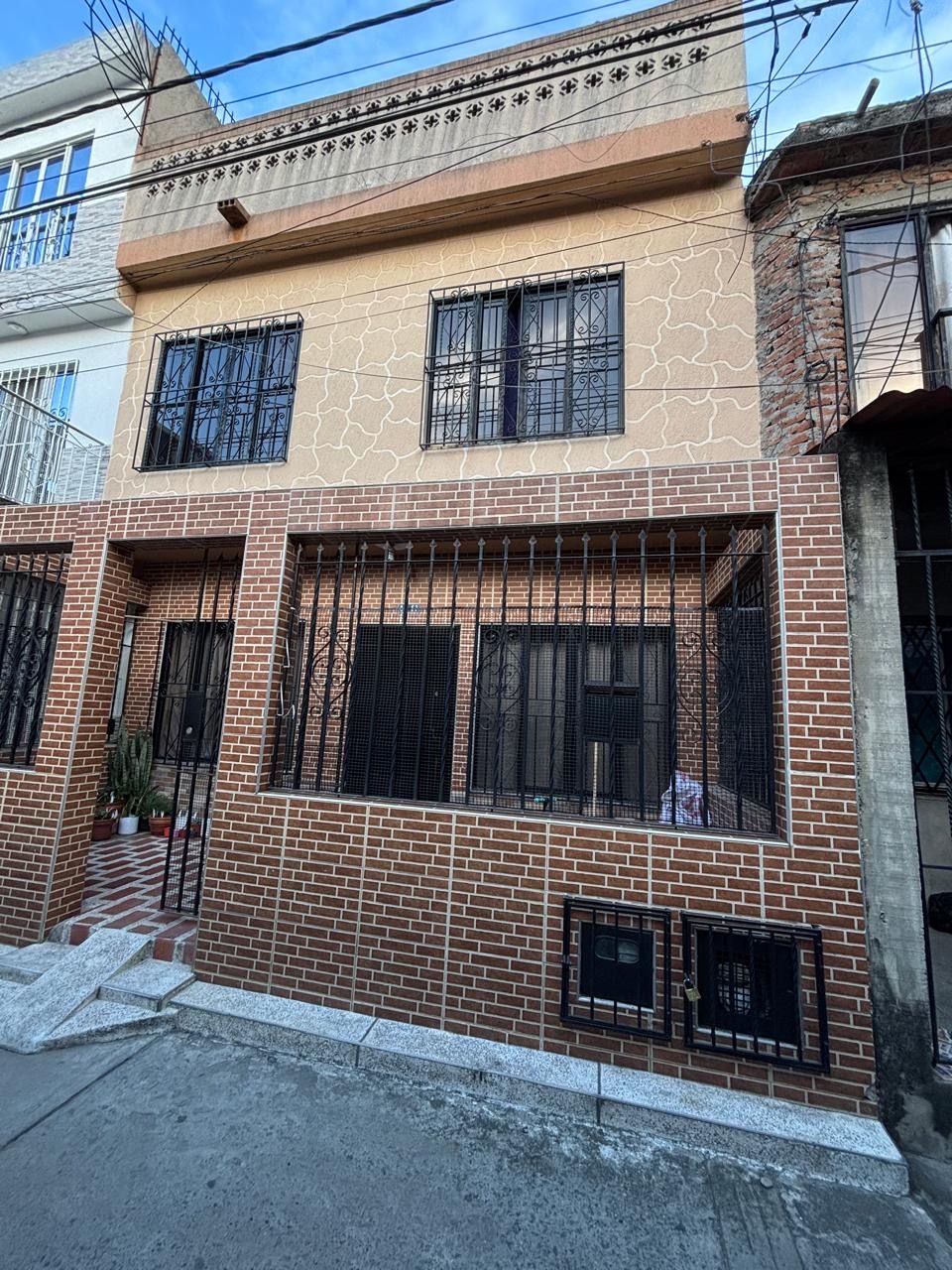 Casa en venta Valle Del Cauca Cali Cali 240 m2 Habitaciones 2 Baños 2 Garajes 0 Precio $220000000