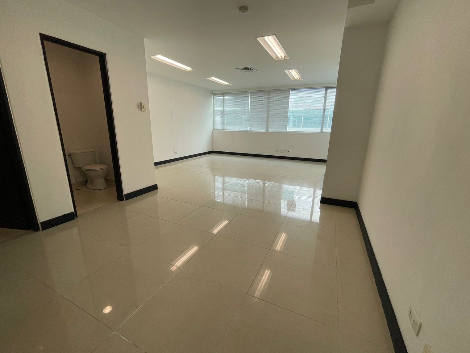 Oficina en arriendo Antioquia Medellín Campo Amor 33 m2 Habitaciones 0 Baños 1 Garajes 1 Precio $3000000