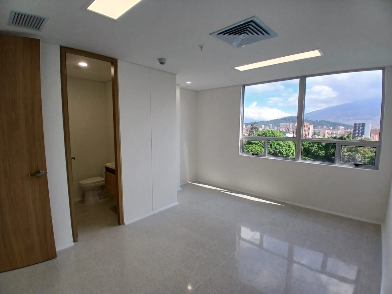 Consultorio en arriendo Antioquia Medellín Los Pinos 29 m2 Habitaciones 0 Baños 1 Garajes 1 Precio $4500000