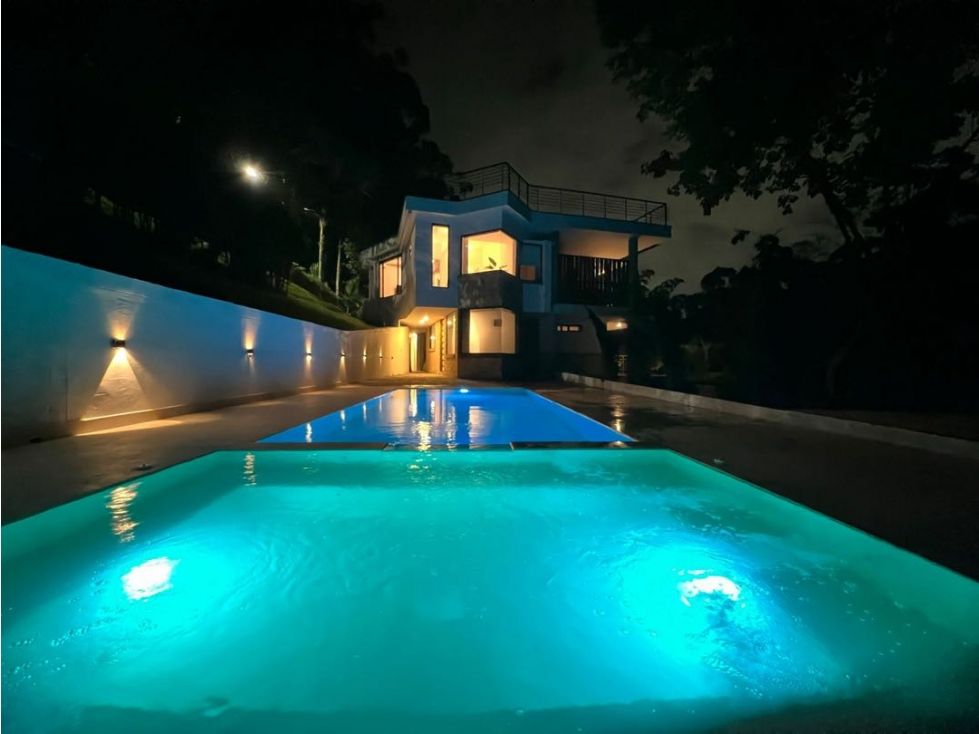 Casa en arriendo Antioquia Medellín Loma El Atravesado 200 m2 Habitaciones 7 Baños 8 Garajes 7 Precio $50000000