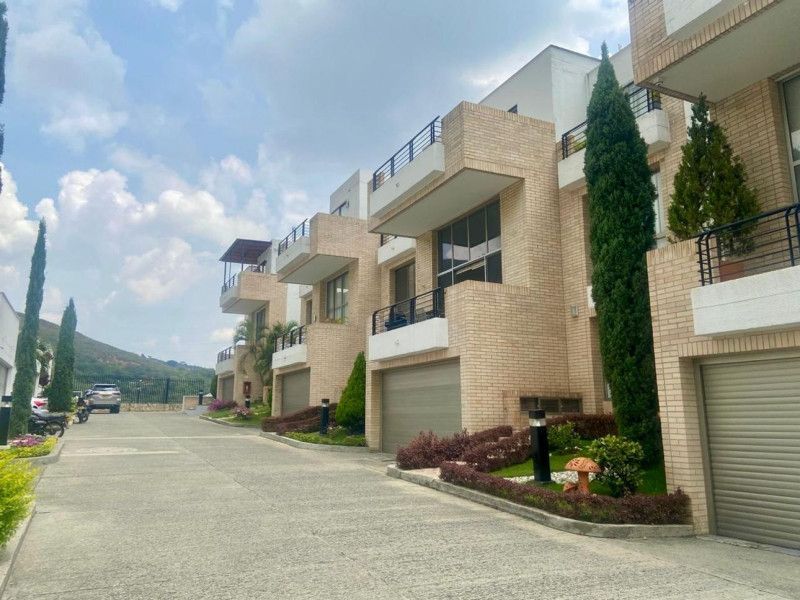 Casa en venta Valle Del Cauca Cali Aguacatal 244 m2 Habitaciones 4 Baños 3 Garajes 2 Precio $1450000000