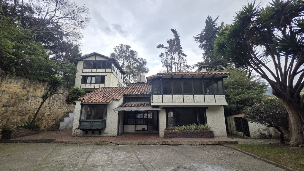 Casa en venta Cundinamarca Bogotá Los Naranjos 402 m2 Habitaciones 6 Baños 5 Garajes 7 Precio $1750000000