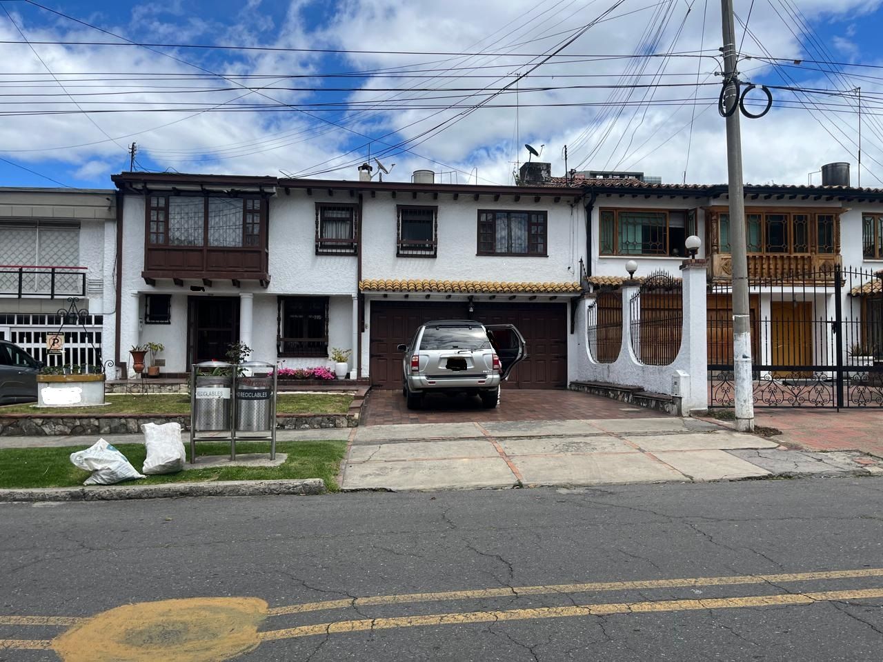 Casa en venta Cundinamarca Bogotá Estoril 412 m2 Habitaciones 4 Baños 3 Garajes 2 Precio $2200000000