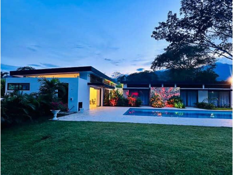 Casa en venta Antioquia Santafé De Antioquia Santafé De Antioquia 280 m2 Habitaciones 4 Baños 5 Garajes 4 Precio $1750000000