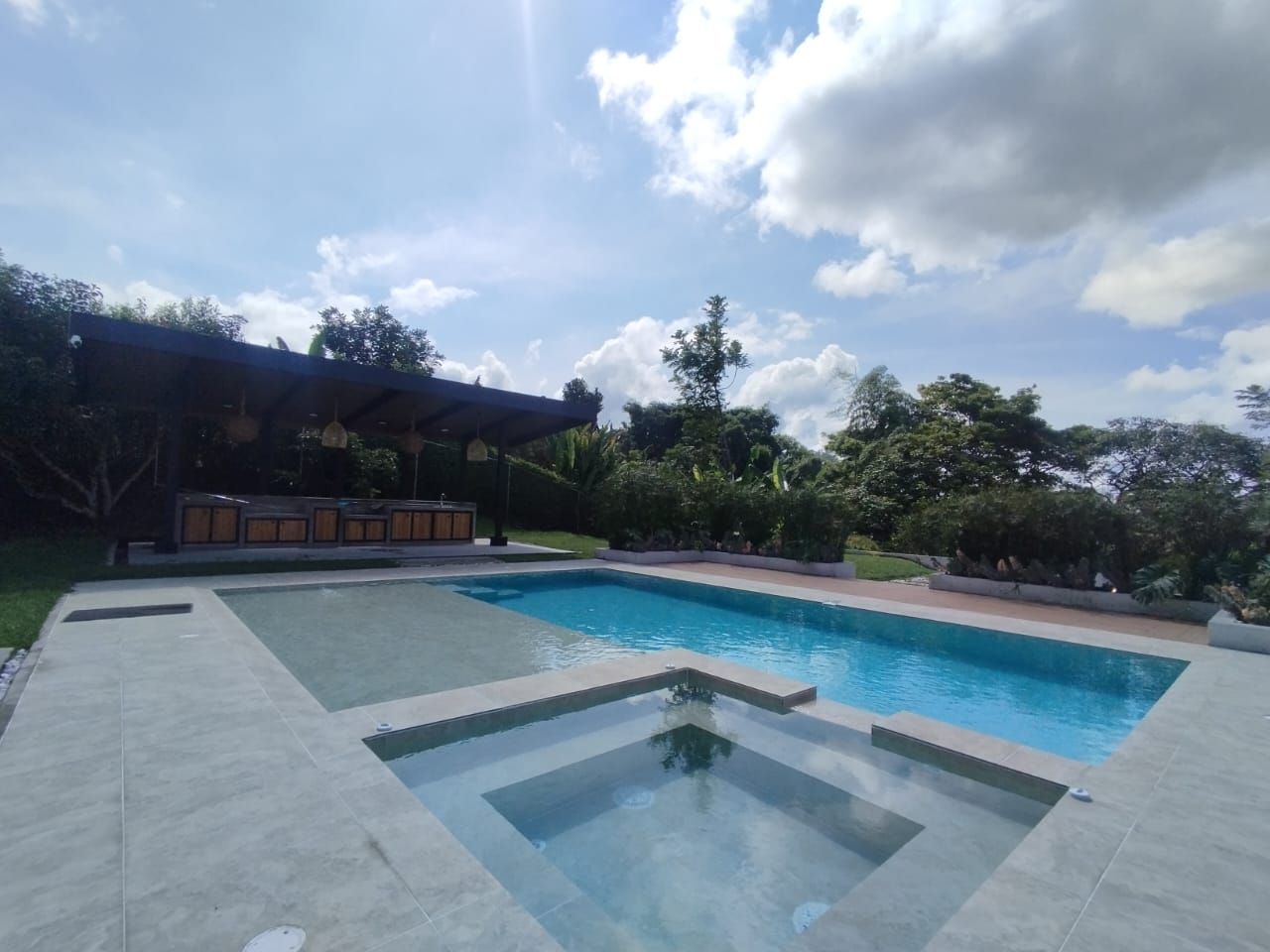 Casa Campestre en arriendo o venta Risaralda Pereira Jardin De Velez Y Velez 400 m2 Habitaciones 5 Baños 6 Garajes 6 Precio venta $2500000000 Precio arriendo $10500000