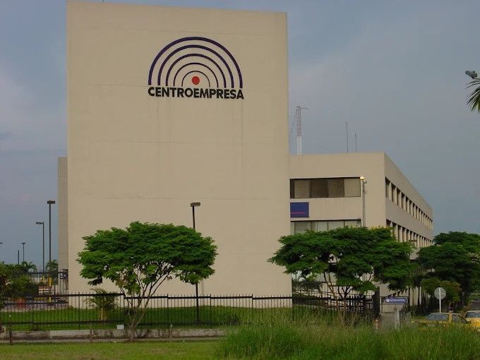 Oficina en arriendo Valle Del Cauca Cali Area Libre - Parque Del Amor 422 m2 Habitaciones 0 Baños 7 Garajes 12 Precio $22340000