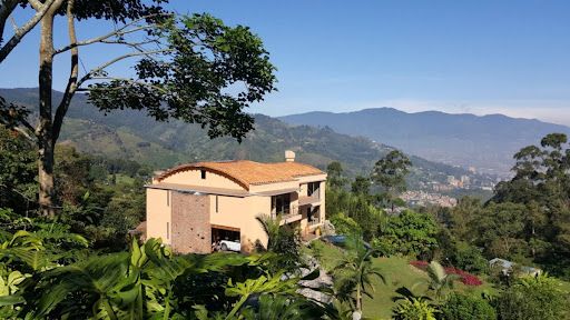 Casa en arriendo Antioquia Envigado Envigado 528 m2 Habitaciones 4 Baños 5 Garajes 5 Precio $22000000