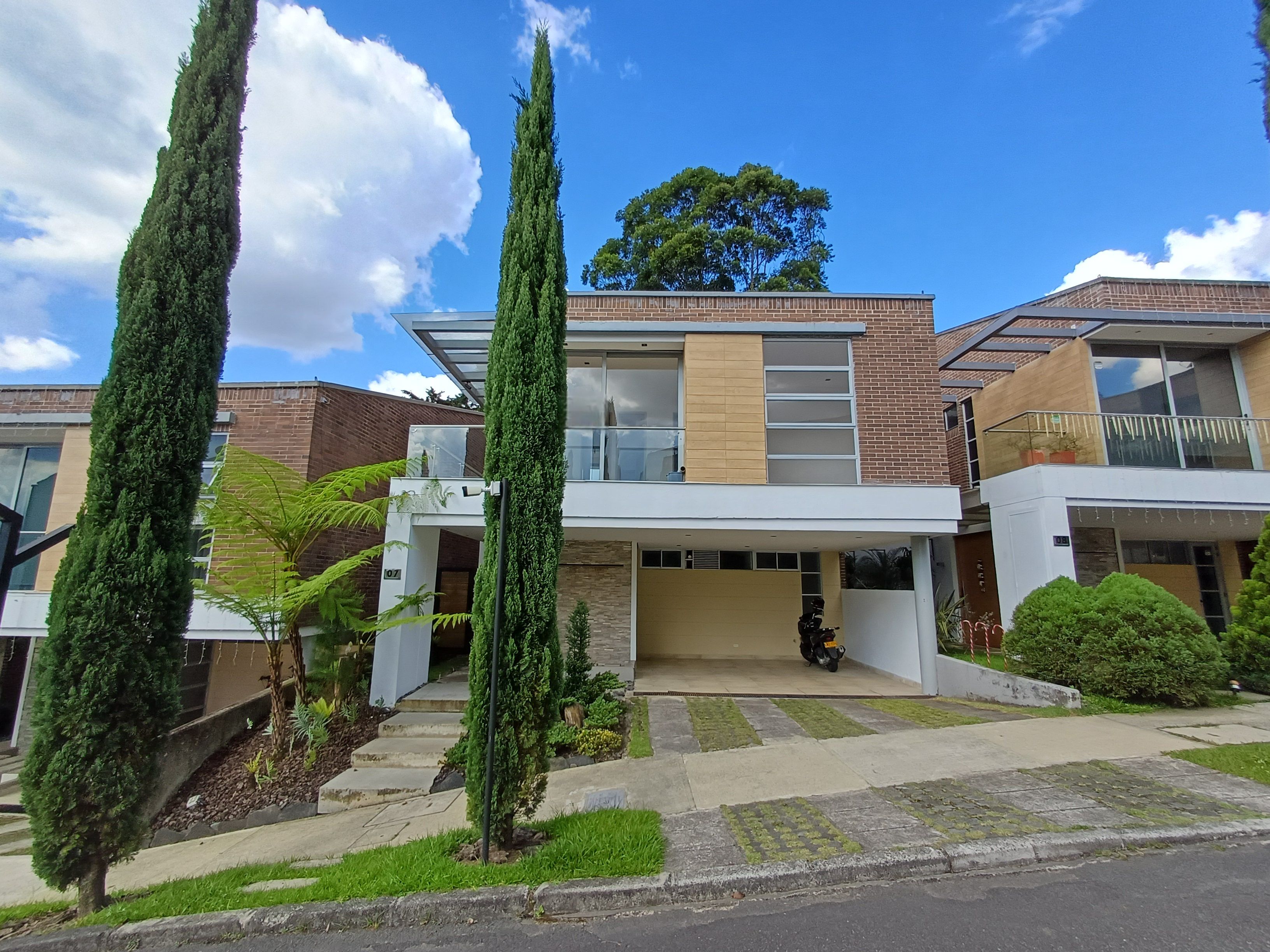 Casa en arriendo Antioquia Medellín San Lucas 280 m2 Habitaciones 3 Baños 3 Garajes 4 Precio $14000000