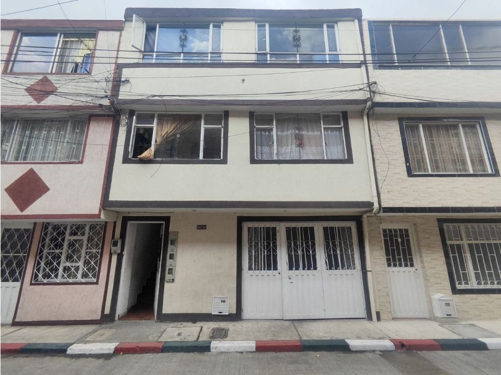 Casa en venta Cundinamarca Bogotá Centenario 216 m2 Habitaciones 7 Baños 3 Garajes 1 Precio $450000000