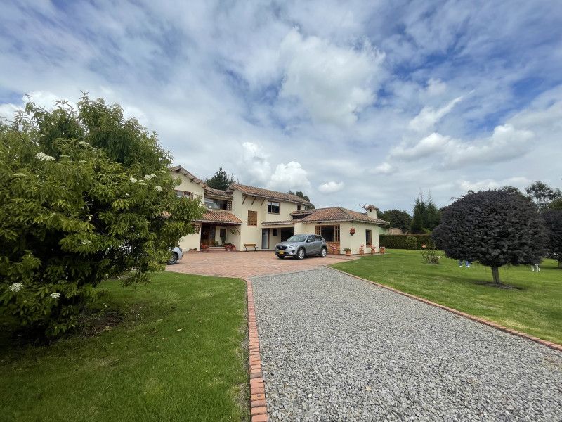 Casa en venta Cundinamarca Bogotá Viveros 440 m2 Habitaciones 4 Baños 5 Garajes 7 Precio $2200000000