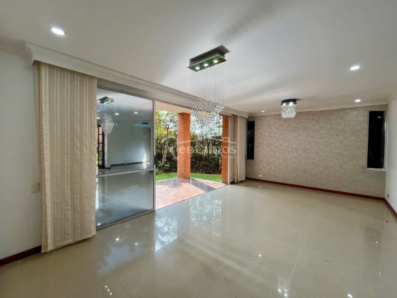 Casa en venta Antioquia Envigado Mont Juic 290 m2 Habitaciones 4 Baños 5 Garajes 4 Precio $2500000000