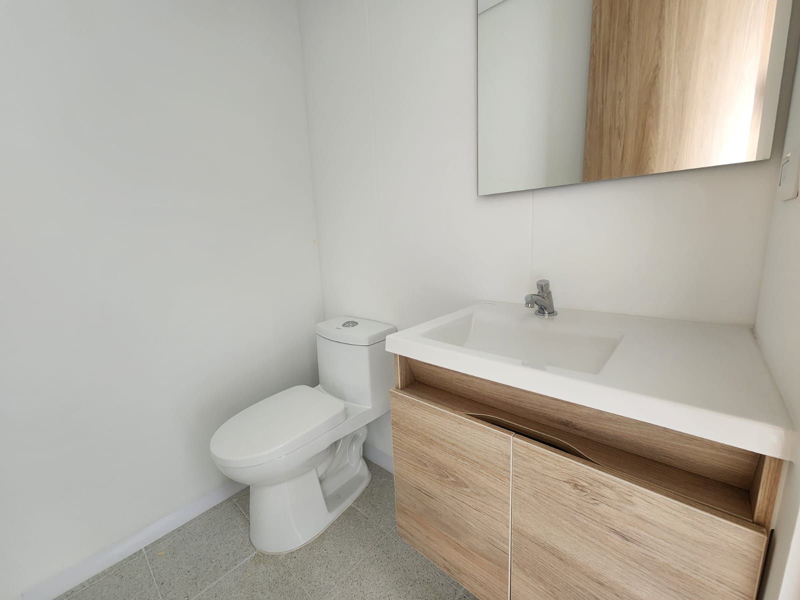 Consultorio en arriendo Antioquia Medellín Los Pinos 25 m2 Habitaciones 0 Baños 1 Garajes 1 Precio $3400000