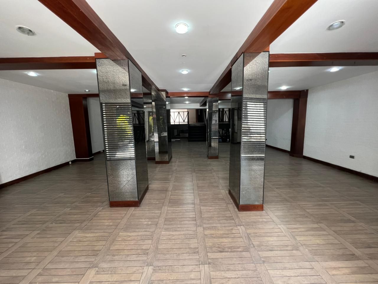 Oficina en arriendo o venta Antioquia Medellín El Poblado 704 m2 Habitaciones 0 Baños 4 Garajes 0 Precio venta $6300000000 Precio arriendo $39000000