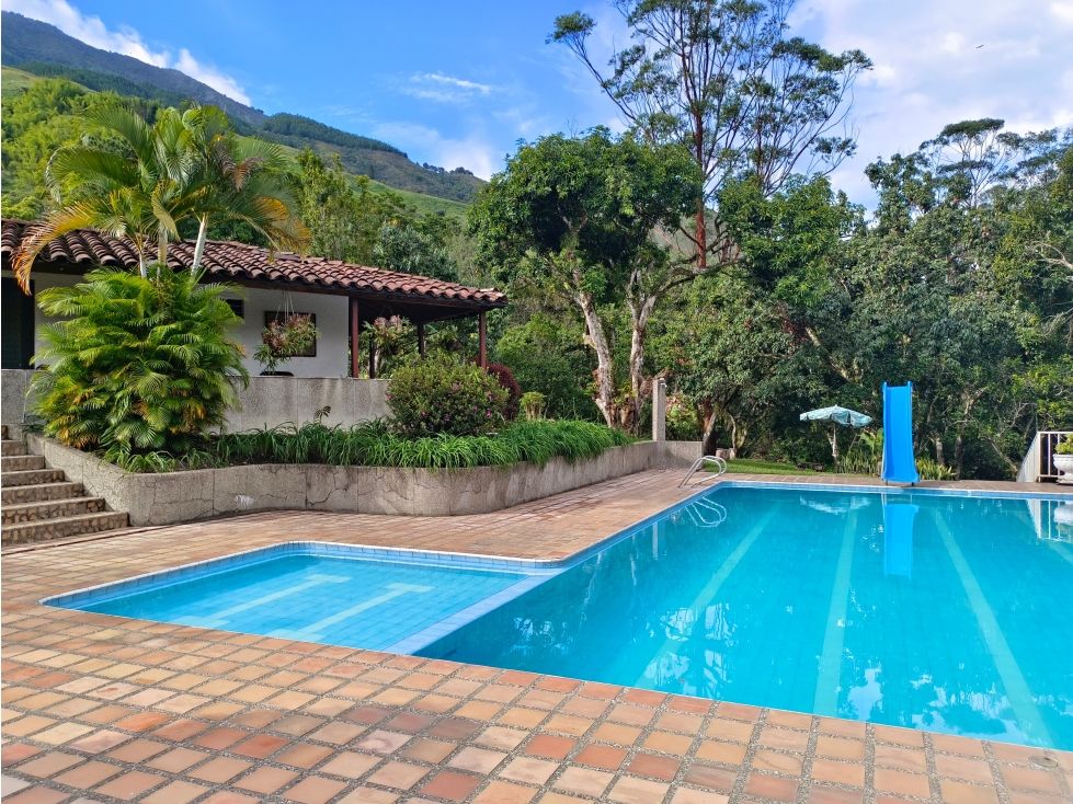 Finca en venta Antioquia Barbosa Santa Mónica 270 m2 Habitaciones 6 Baños 5 Garajes 10 Precio $2100000000