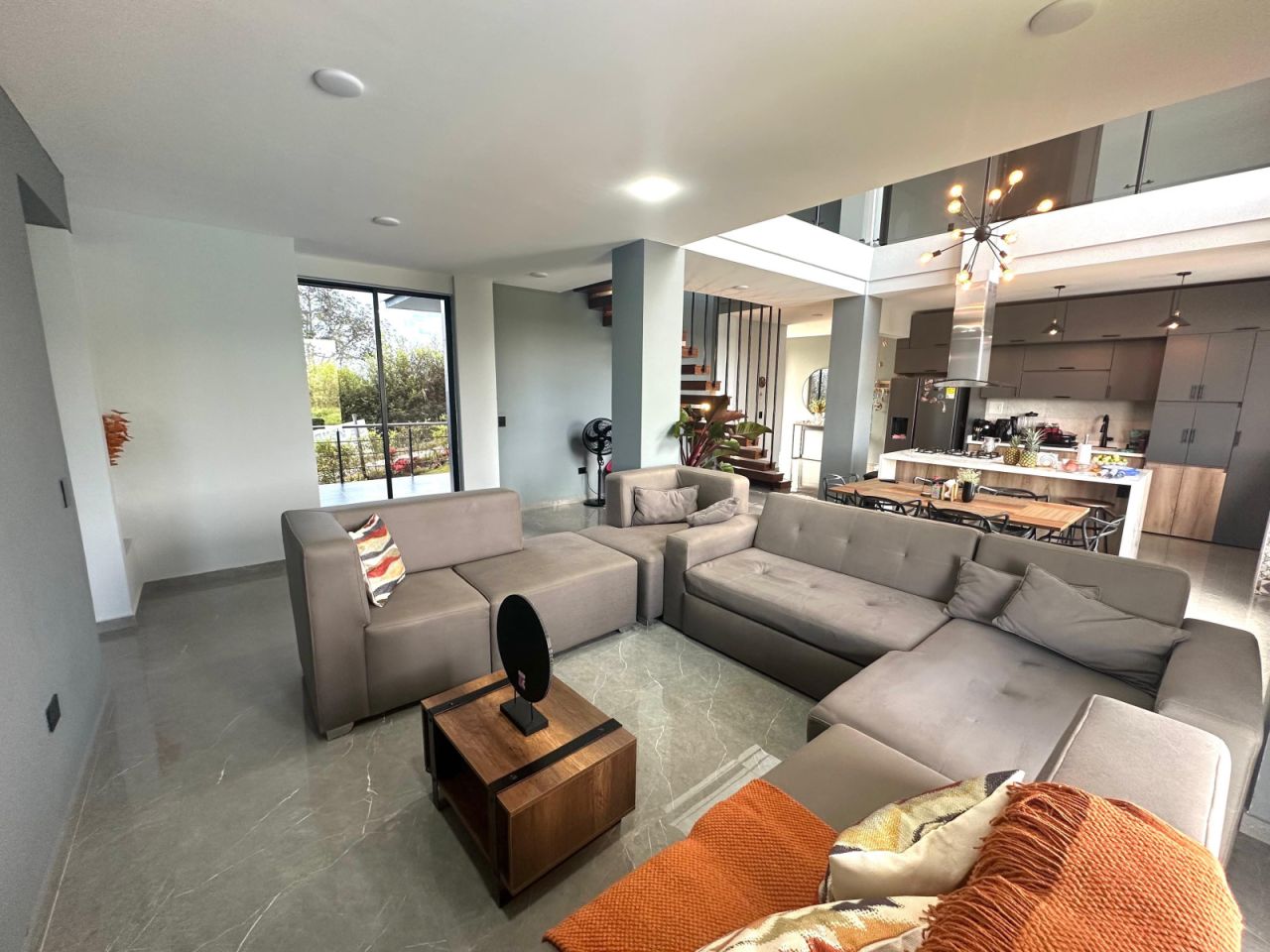 Casa en venta Santander Floridablanca Cr La Rinconada 740 m2 Habitaciones 8 Baños 9 Garajes 3 Precio $2300000000