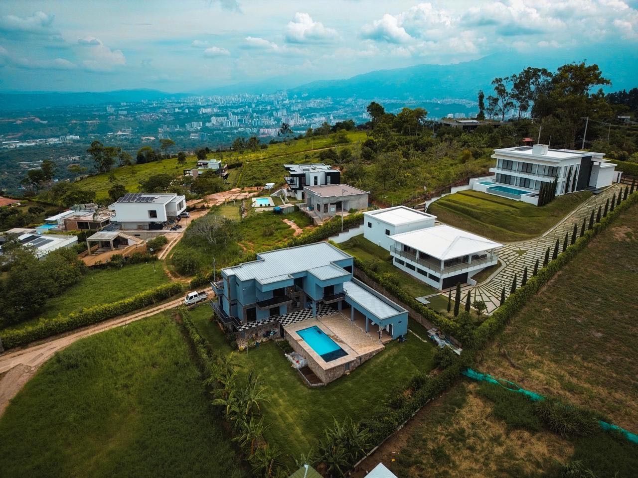 Casa en venta Santander Floridablanca Cr La Rinconada 740 m2 Habitaciones 8 Baños 9 Garajes 3 Precio $2600000000