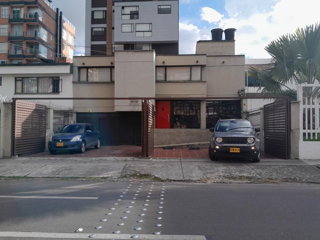 Casa en venta Cundinamarca Bogotá Estoril 340 m2 Habitaciones 4 Baños 2 Garajes 4 Precio $2200000000