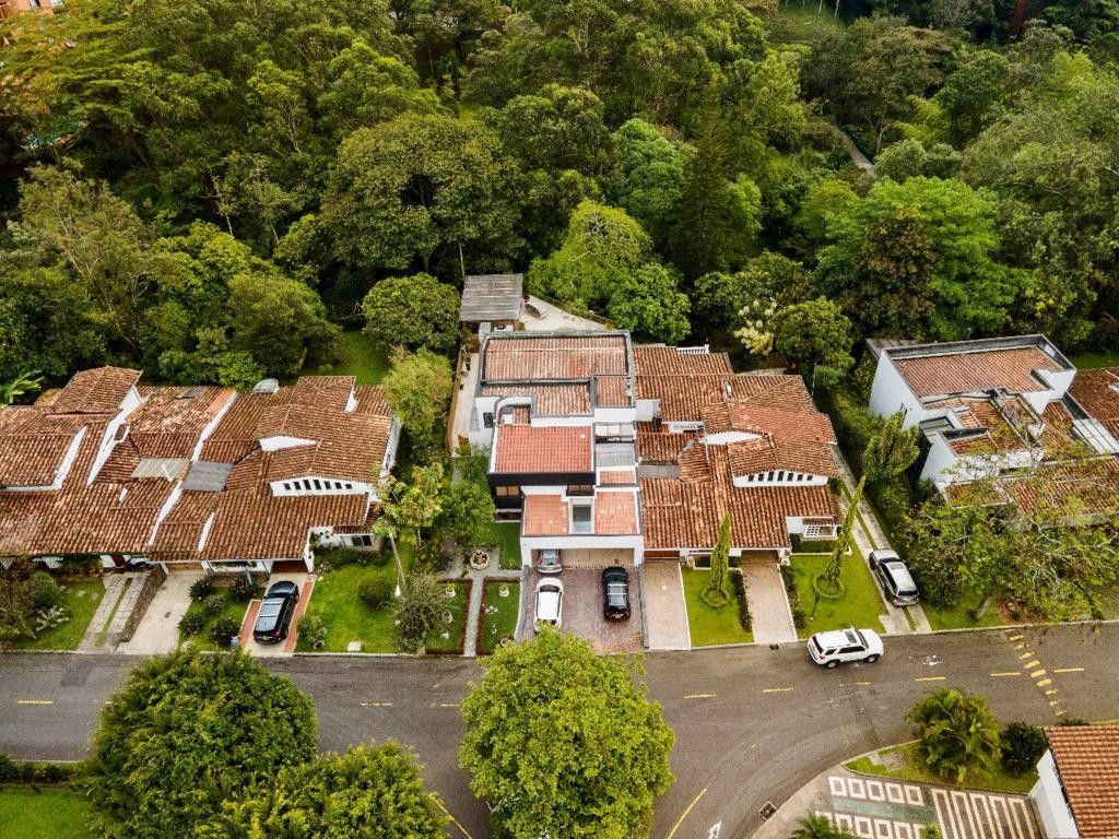 Casa en venta Antioquia Medellín El Diamante No2 400 m2 Habitaciones 4 Baños 6 Garajes 4 Precio $3750000000