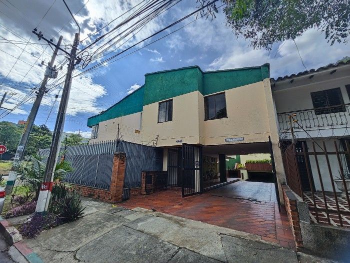 Casa en venta Valle Del Cauca Cali Prados Del Norte 240 m2 Habitaciones 4 Baños 4 Garajes 4 Precio $560000000