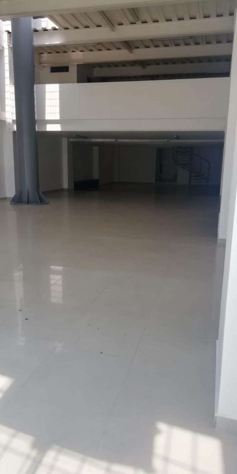 Local en arriendo Valle Del Cauca Cali El Piloto 300 m2 Habitaciones 0 Baños 1 Garajes 0 Precio $6000000